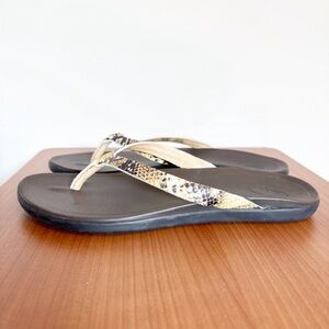 OluKai Ho‘opio Leather Sandals Tan Snake Print | Women’s Flip Flops | Size 6